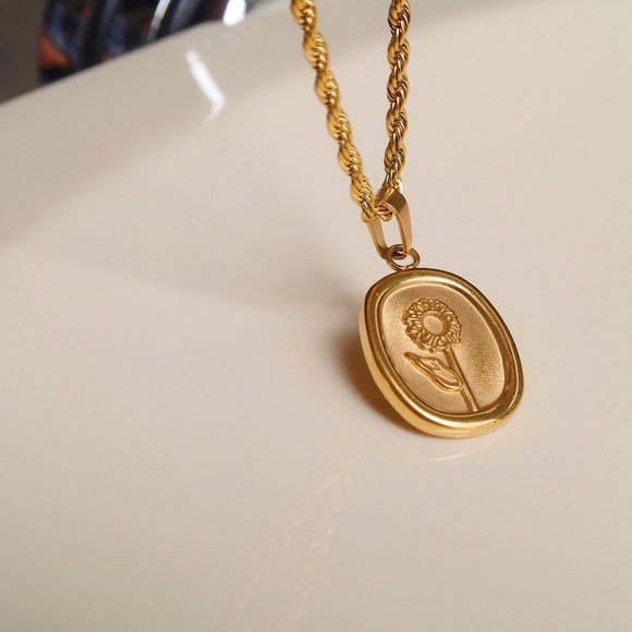 Waterproof sunflower pendant necklace - Picture 2 of 5